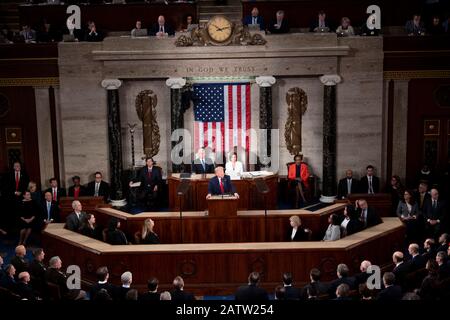 Washington DC, USA. Februar 2020. US-Präsident Donald Trump übergibt seine Rede zum US-Bundesstaat der Union an eine gemeinsame Sitzung des Kongresses auf dem Kapitol Hill in Washington, DC, den Vereinigten Staaten vom 4. Februar 2020. Kredit: Xinhua/Alamy Live News Stockfoto