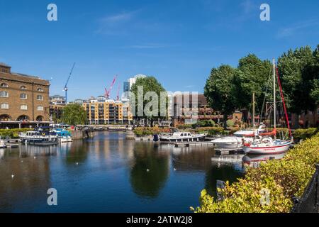 London, Großbritannien - 01. August 2018: Das Dickens Inn Pub und Restaurant am St Katharine Dock ist eine malerische, neu gestaltete und rekonstruierte ehemalige Brauerei aus dem 18. Jahrhundert Stockfoto