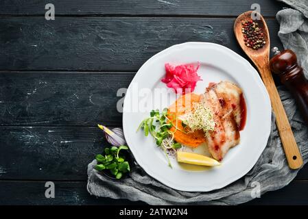 Gebackenes Fischfilet mit Kartoffelpüree. In der Platte. Draufsicht. Freier Speicherplatz für Ihren Text. Rustikaler Stil. Stockfoto