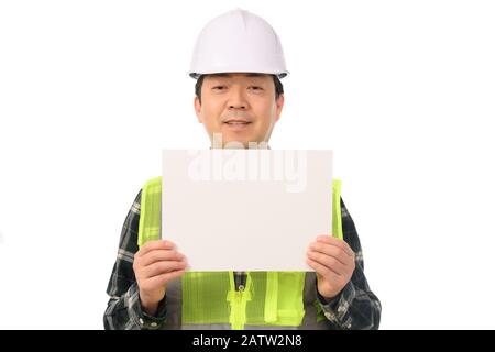 Ein asiatischer Ingenieur, der eine leere Nachrichtentafel hält. Stockfoto