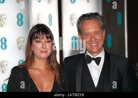 Schauspieler Richard E. Grant und Tochter Olivia besuchen das EE BAFTA After-Party Dinner im Grosvenor House Hotel in London, Großbritannien Stockfoto