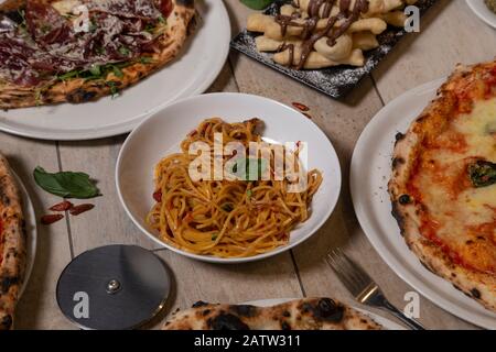 Traditionelle italienische Gerichte. Spaghetti, Pizza, typisch neapolitanisches Dessert mit Nutella. Isoliertes Bild. Mediterrane Küche. Stockfoto