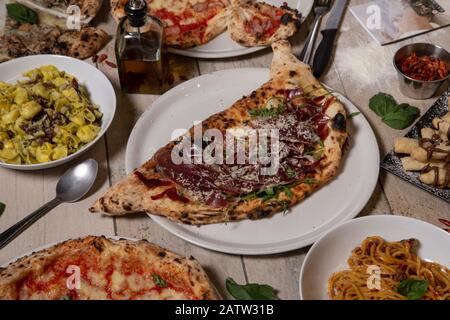 Traditionelle neapolitanische Gerichte. Calzone, iberisch, Pizza, Nudelgericht. Isoliertes Bild. Mediterrane Küche. Stockfoto