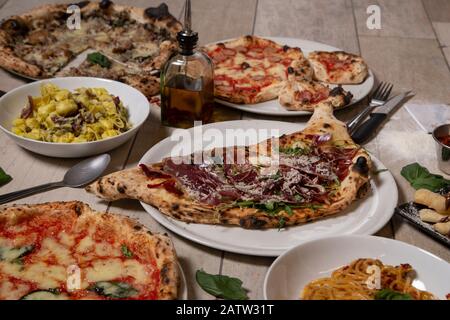 Traditionelle neapolitanische Gerichte. Calzone, iberisch, Pizza, Nudelgericht. Isoliertes Bild. Mediterrane Küche. Stockfoto