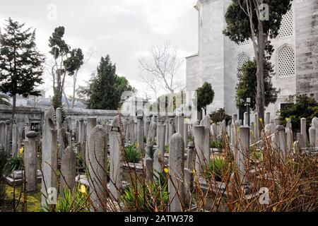 Grabsteine auf dem islamischen Friedhof der Süleymanie-Moschee in der Türkei in Istanbul Stockfoto