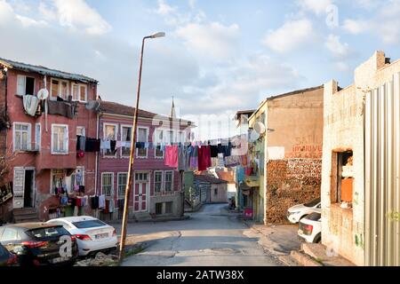 Istanbul, Türkei - 15. Januar 2020: Wäscherei, die an alten traditionellen Häusern in der historischen Fatih-Gegend von Istanbul trocken hängt Stockfoto