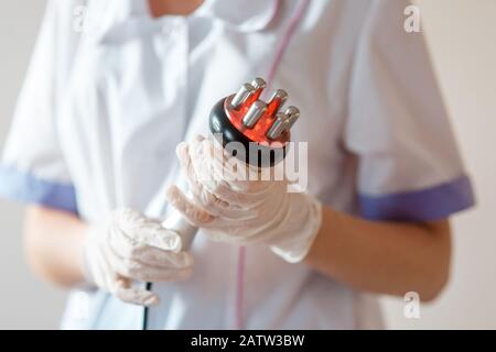 Hardware Kosmetologie. Bild der glückliche junge Frau mit geschlossenen Augen, rf Hebevorgang in einem Kosmetiksalon Stockfoto