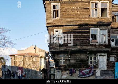 Alte Häuser in der historischen Gegend von Fatih in Istanbul, Wäscherei und Teppiche, die zum Trocknen hängen Stockfoto