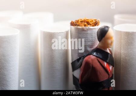 Man Figur zu einer Zigarette als anti rauchen Konzept gebunden Stockfoto