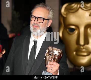 Filmregisseur Sam Mendes mit seiner Auszeichnung beim After-Party-Dinner EE BAFTA im Grosvenor House Hotel in London, Großbritannien Stockfoto