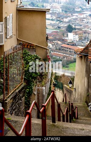 Thiers. Straße in der Altstadt. Besteck-Hauptstadt, Regionaler Naturpark Livradois Forez. Alte Kloster und Kirche von Moutier. Puy de Dome. Rho Stockfoto