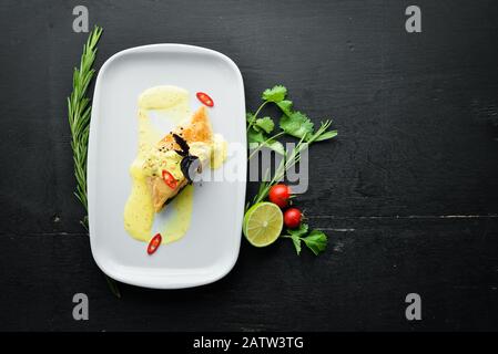 Gebackener Lachs mit Spinat im Teig. In der Platte. Draufsicht. Freier Speicherplatz für Ihren Text. Stockfoto