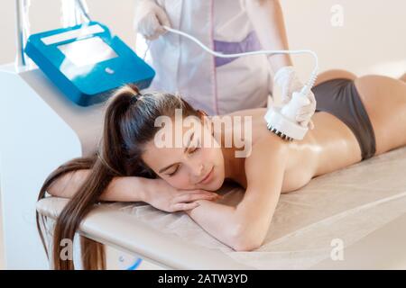 Hardware Kosmetologie. Bild der glückliche junge Frau mit geschlossenen Augen, rf Hebevorgang in einem Kosmetiksalon Stockfoto