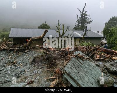 Wellington. Februar 2020. Das am 3. Februar 2020 aufgenommene Foto zeigt einen durch Hochwasser zerstörten Zeltplatz in der Nähe des Routeburn-Tracks auf der neuseeländischen Südinsel. Mehrere Städte in den Regionen Southland und Otago auf der Südinsel Neuseelands sind von einem Rekordhochwasserstand bedroht, für den die neuseeländische Regierung am Mittwoch ein negatives Ereignis ausgerufen hat. Der Ausnahmezustand wurde am Dienstagnachmittag bereits erklärt und bleibt am Mittwoch für die südländische Stadt Gore. Credit: Grace Houpapa/Xinhua/Alamy Live News Stockfoto