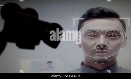 *** KEINE VERKÄUFE AN FRANZÖSISCHE MEDIEN ODER VERLAGE *** 4. Februar 2020: Abbildung der chinesischen Gesichtserkennungstechnologie mit der Silhouette einer Mock-Videokamera vor den Bildschirmgriffen, die einem Werbevideo von Megvii entnommen wurde. Megvii ist ein chinesisches Technologieunternehmen mit Sitz in Peking, das Bilderkennungs- und Tieflernsoftware entwickelt, deren Face++-Produkt von chinesischen Sicherheitsbehörden verwendet wird. Stockfoto
