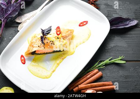 Gebackener Lachs mit Spinat im Teig. In der Platte. Draufsicht. Freier Speicherplatz für Ihren Text. Stockfoto