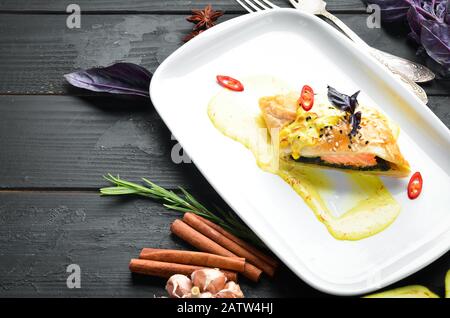 Gebackener Lachs mit Spinat im Teig. In der Platte. Draufsicht. Freier Speicherplatz für Ihren Text. Stockfoto
