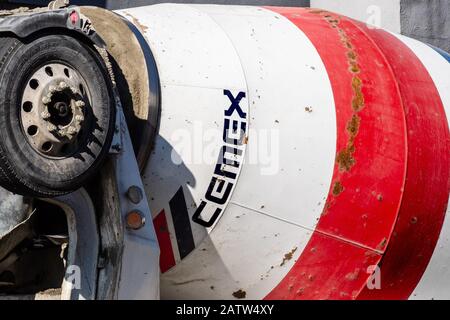 Sep 20, 2019 San Francisco/CA/USA - Nahaufnahme des Emex-Zeichens, das auf der rotierenden Mischertrommel eines Mischer-Trucks angezeigt wird; CEMEX S.A.B. de C. V. ist ein Mexikaner Stockfoto