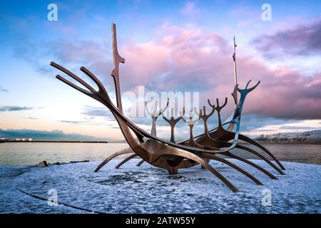 Reykjavik, Island. - 17. Januar 2020: Die Sun Voyager, eine moderne Skulptur von Jon Gunnar Arnason, eines wikingerschiffs. Sonnenuntergang in Reykjavik, Island. Stockfoto