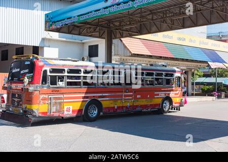 Ang Thong, Thailand - 31. Dezember 2015: Intercity-Bus im Busbahnhof Ang Thong. Thailändischer Nahverkehr Stockfoto