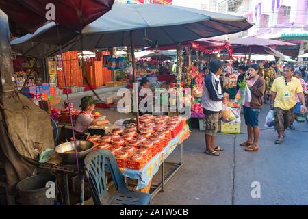 Ang Thong, Thailand - 31. Dezember 2015: Anbieter und Käufer auf dem Suwapan-Markt in Ang Thong Stockfoto