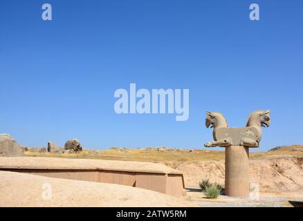 Säulenhauptstadt mit Homa-Vogel neben der Heerstraße oder Prozessionsstraße in Persepolis. Stockfoto