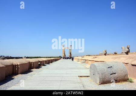 Die Heerstraße oder Prozessionsstraße in Persepolis. Im Hintergrund, im Westen, das Tor aller Nationen, wo die Straße beginnt. Stockfoto