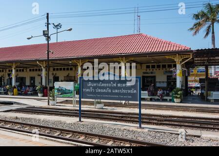 Ayutthaya, Thailand - 2. Januar 2016: Bahnhof Ayutthaya mit Bahnsteig und Geländer Stockfoto