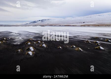 Luftaufnahme einer verschneiten Küste im Norden Islands Stockfoto