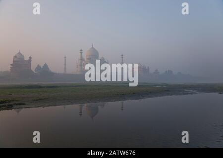 Morgenblick auf Taj Mahal, Mausoleum aus Marmor, erbaut von Shah Jahan, indische Mughal-Architektur, Agra, Uttar Pradesh, Indien, Südasien, Asien Stockfoto