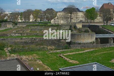 Überreste einer alten mittelalterlichen Zitadelle auf der Festung Caen, Frankreich Stockfoto