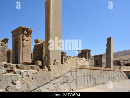 Darius-Palast, Tachara oder Winterpalast genannt, in Persepolis. Detail Südansicht mit Treppenrelief. Stockfoto