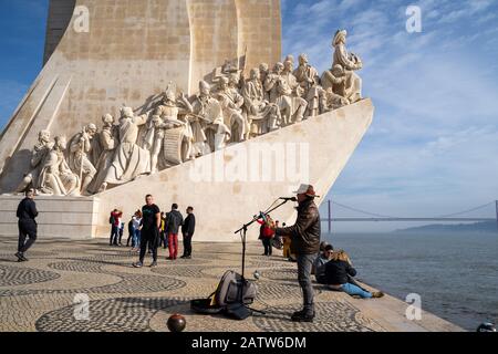 Lissabon, Portugal - 17. Januar 2020: Street-Performer mit Gitarre und Mikrofon unterhält die Touristenattraktion in Padrão dos Descobrimentos (Monument Stockfoto