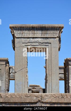 Darius-Palast, Tachara oder Winterpalast genannt, in Persepolis. Detail der Südansicht. Stockfoto