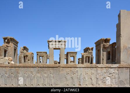 Darius-Palast, Tachara oder Winterpalast genannt, in Persepolis. Detail Südansicht mit Flachreliefierung. Stockfoto