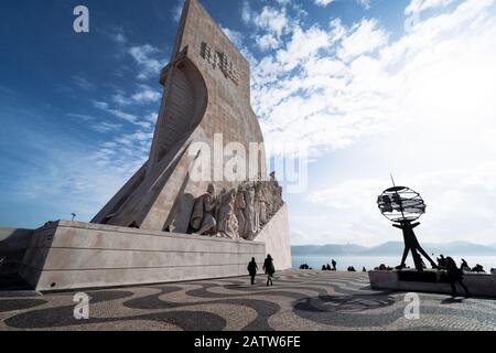 Lissabon, Portugal - 17. Januar 2020: Weitblick auf die Padrão dos Descobrimentos (Denkmal der Entdeckungen) im Gebiet von Belem Stockfoto