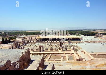 Persepolis, Blick von Artaxerxes Grab, nach Westen gerichtet. Saal mit 100 Säulen, Apadana, die Paläste von Darius und Xerxes, das Tor Aller Nationen usw. Stockfoto