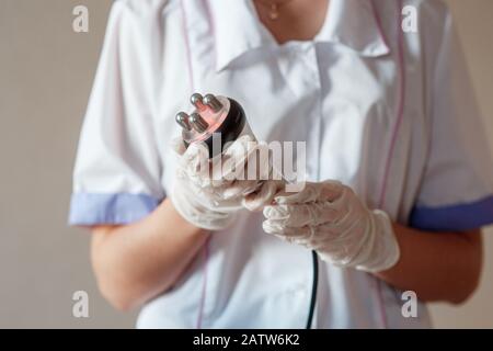 Hardware Kosmetologie. Bild der glückliche junge Frau mit geschlossenen Augen, rf Hebevorgang in einem Kosmetiksalon Stockfoto