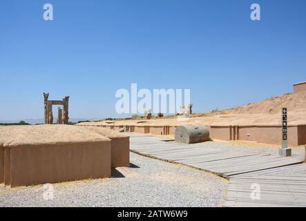 Die Heerstraße in Persepolis. Im Hintergrund, im Westen, das Tor aller Nationen. Säulenkapitelle mit Homa-Vögeln auf der rechten Seite. Stockfoto