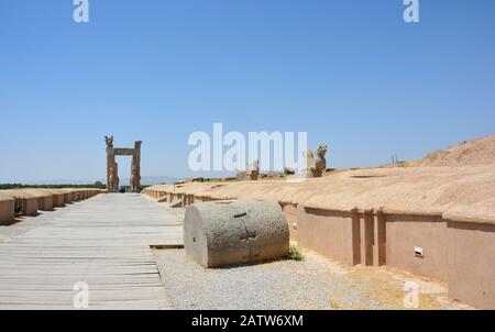 Die Heerstraße in Persepolis. Im Hintergrund, im Westen, das Tor aller Nationen. Säulenkapitelle mit Homa-Vögeln auf der rechten Seite. Stockfoto