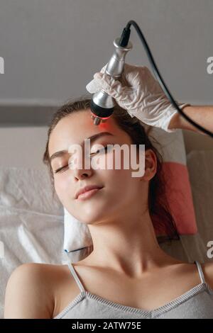 Hardware Kosmetologie. Bild der glückliche junge Frau mit geschlossenen Augen, rf Hebevorgang in einem Kosmetiksalon Stockfoto