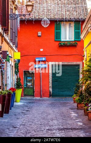 Kleines Haus in Italien, auf der schmalen Straße mit Straßenbelag Stockfoto