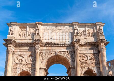 Bogen von Konstantin oder Arco di Costantino oder Triumphbogen in Rom, Italien bei Coliseum. Stockfoto