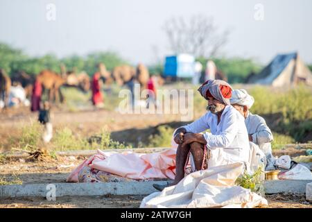 Puschkar, Rajasthan/Indien - 11.07.2019.Rajasthan Old Man in Farm während der Camel Fair, die Rajasthan Turban und weißes Kleid trägt Stockfoto