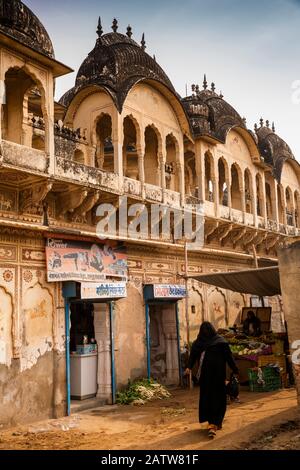 Indien, Rajasthan, Shekhawati, Ramgarh, Geschäfte außerhalb von Ramgopal Podarji Ki Chatri Stockfoto