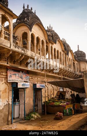 Indien, Rajasthan, Shekhawati, Ramgarh, Geschäfte außerhalb von Ramgopal Podarji Ki Chatri Stockfoto