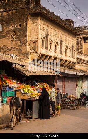 Indien, Rajasthan, Shekhawati, Ramgarh, Hauptstraße, Lebensmittel-Stall vor alten Havelis Stockfoto