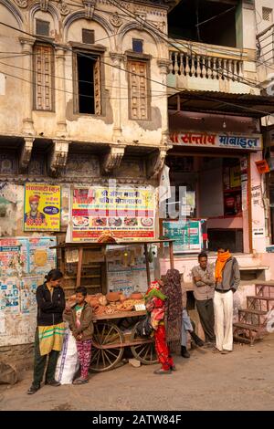 Indien, Rajasthan, Shekhawati, Ramgarh, Hauptstraße, Kunden bei Keramik, Stall außerhalb der alten Straße Ecke haveli Stockfoto