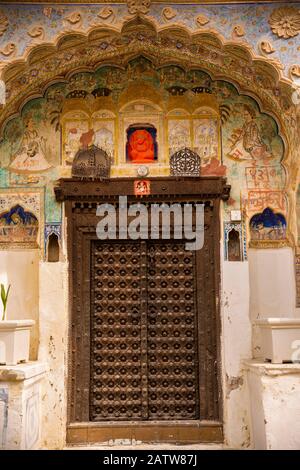 Indien, Rajasthan, Shekhawati, Ramgarh, kunstvoll dekorierte Vedaarabya Haveli-Tür Stockfoto