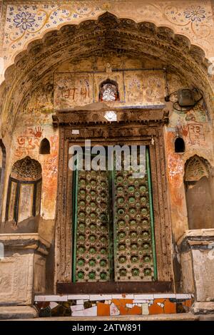 Indien, Rajasthan, Shekhawati, Ramgarh, kunstvoll dekorierte Haustür aus Haveli Stockfoto